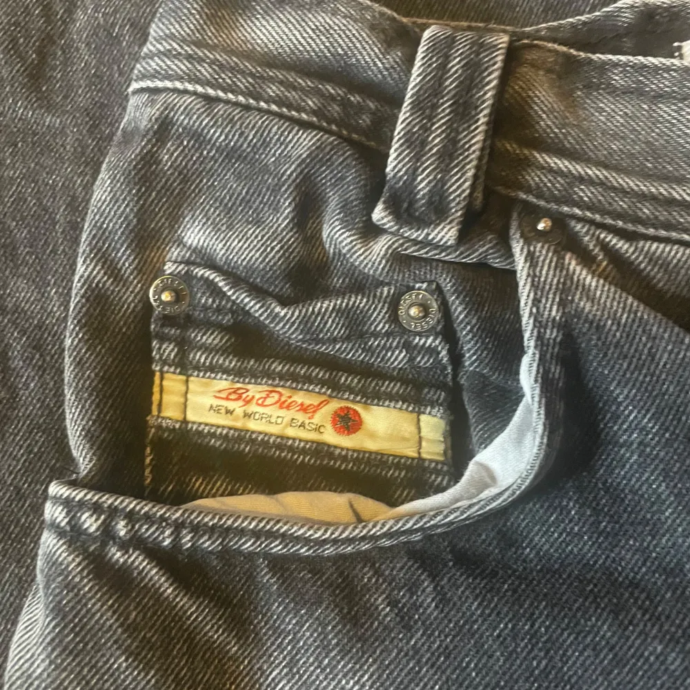 Säljer ett par diesel byxor för har växt ur dom. Bra skick. Storlek W29. Kan mötas i Gbg, annars star köparen för frakten. Öppen med prutningar.. Jeans & Byxor.