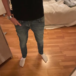 Nudie jeans! Grim Tim - Tjena! Säljer dessa oerhört snygga jeansen ifrån Nudie. Storleken är W30 L32 och passformen är Slim Fit. Skicket är enligt mig fruktansvärt bra. Färgen är blå. Modellen är Grim Tim. Vid fler frågor är det bara att höra av er!🙌🤝