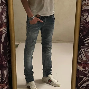 Dondup Jeans  - Dondup jeans i storlek 30 (passar 29)  Riktigt bra skick med snygga slitningar. Hör gärna av er vid funderingar! 