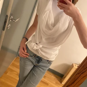 Blus💗 - Så gullig blus man kan ta på över en annan tröja då den i sig är lite genomskinlig. Den är lång så jag har knutit upp den som man kan se💗 Står ingen storlek men uppskattar att den är en S🫶🏼