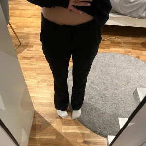 Kostymbyxor - Skit snygga kostymbyxor från bikbok i storlek 34, säljer då de inte kommer till användning, de är i superfint skick och har inga defekter, slit nere vid anklarna på båda sidorna ❤️ Jag är 171 och de passar mig perfekt i längden 