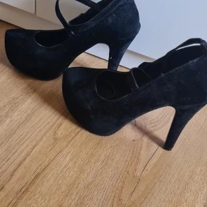 Pumps i mocka  - Aldrig använda Har legat i en kartong i förrådet inne. Kan finnas något dammkorn men ser till att "putsa" dom innan jag skickar  Liten skada på ena klacken men inget som syns om man inte synar dom nära.