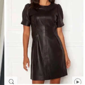 Klänning - Klänning från Retro&Icons strl S i läderimitation, använd fåtal gånger så i fint skick! 🤎Nypris 700kr