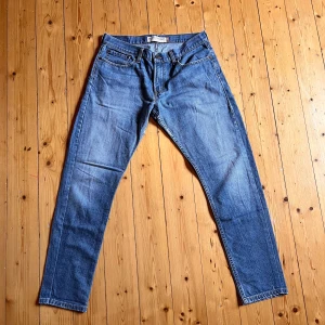 Levis 514 - Ett par unika vintage Levis 514 passar dom som gillar slimfit, finns tecken på använding vilke passar designen.  Strl: 32:30