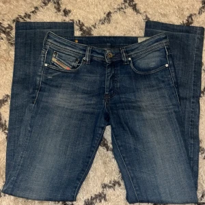 Diesel Jeans💞 - Säljer mina ursnygga Diesel jeans i storlek 27/32, säljer pga de inte kommer till användning💗Passar som xs/s och är lågmidjade med raka ben💗Kan tänka mig sänka pris💗