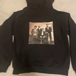 Svart Hov1 hoodie  - Svart hov1 hoodie i storlek XS. Har gått sönder lite längst upp på bilden men inget som syns.