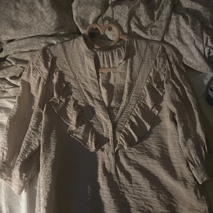 Beige blus - Bra skick, bara använd få tal gånger, blus