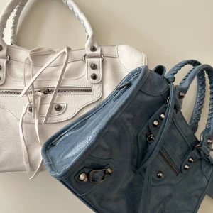 Vit väska - Säljer denna helt nya väska köpt i mallorca💕 Köp gärna via köp nu☺️