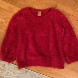 Vin Röd/röd  sticakd tröja - Säljer en stickad tröja från Zara i denna röda färgen💗 den år i stl 152 men gunkar bra på mig oc sitter nog som en xs. Armarna är dock korta på mig få jag säljer💗Tröja säljs ej längre och pris kan diskuteras💗 Helt okej skick💗