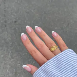 Handgjorda press on naglar!  Almond / Ballerina   French tips! Välj färg själv på frenchen  Inte min bild utan ett exempel på hur naglarna ser ut!  