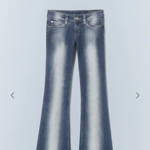 Low rise weekday jeans - Säljer ett par sjukt fina jeans från weekday då de är för små för mig. De är helt slutsålda och har aldrig använt jeansen så dom är i nyskick och är helt ny beställda från weekdays hemsida. Har även ett par grå som jag kan ha intresse koll på💞