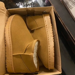 Mysiga Bruna Uggs - Säljer ett par mysiga bruna uggs nu till vintern. OBS-inte riktiga uggs. Helt oanvända då de var lite små i storleken!🤎 250kr+frakt