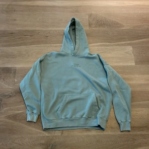 Grön  Abercrombie & Fitch Hoodie - Säljer en snygg grön hoodie i normal passform. Den har en klassisk känguruficka och en bekväm huva. Perfekt för både höst och vår, och funkar lika bra till vardags som till träning. Materialet känns mjukt och skönt mot huden.