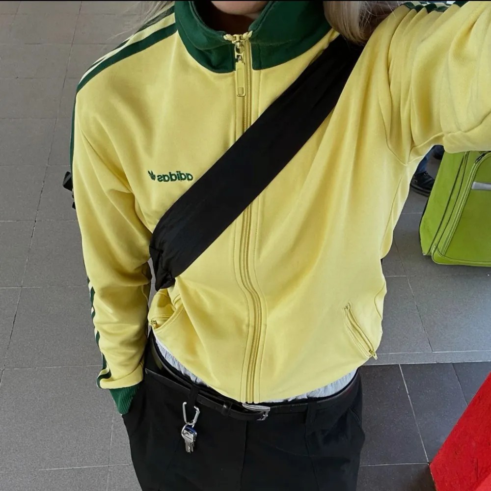 Säljer trackjacket från Adidas med dragkedja för 90talet.Den har en hög krage. Perfekt för höst och vår, och funkar lika bra till träning som till vardags. Stor logga på ryggen . Jackor.