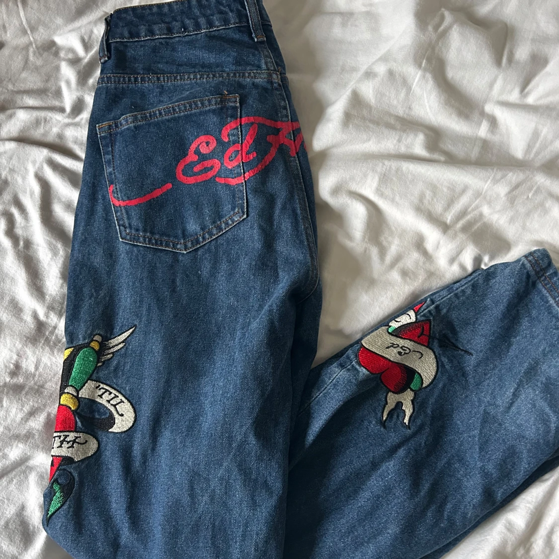 Blå jeans med Ed Hardy-design