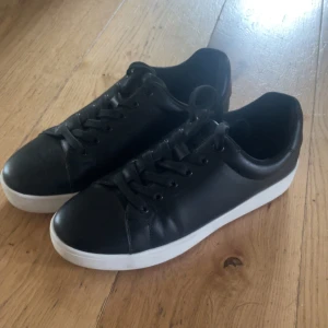 Svarta sneakers  - Säljer nu dessa snygga sneakers som är köpta på Dinsko, använda ett fåtal gånger💞💞