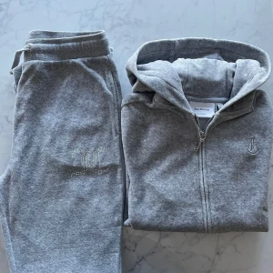 Juicy coutore - set🩶🩶 - Säljer detta gråa juicy coutore - settet. De är använda någon enstaka gång så de är verkligen som i nyskick! Storlek 152-158. Byxorna heter Diamante velour Bootcut och båda plaggen är köpte på kidsbrandstore💘 