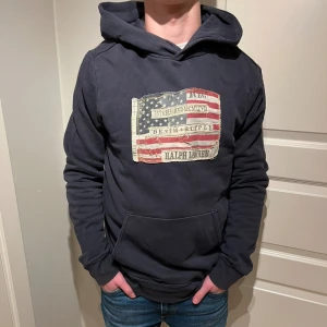 Ralph Lauren | Hoodie - Riktigt skön och eftertraktad Raffe Hoodie! | Tröjan är i fint skick men det finns nått tecken på användning t.ex. lite vid luvan och ett minimalt hål i bak men helhetsintrycket är riktigt bra! | Storlek L sitter lite stort på mig som är 178. | Ställ gärna frågor innan du köper!