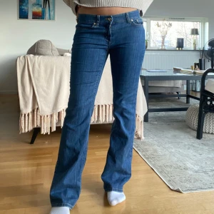 Utsvängda jeans - Säljer ett par snygga blå bootcut jeans som har låg midja från Hugo boss. Jätte bra skick nästan helt oanvända❤️