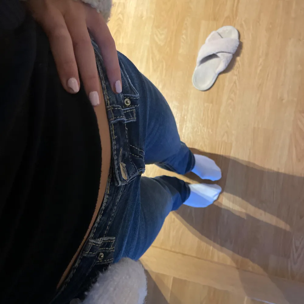 Säljer ett par snygga blå låg midjade jeans i bra skick. De har en klassisk femficksdesign med silverfärgade knappar. Knappt andvända, stoleken är 158 men då dom passar mig som vanligtvis är en s💞ny pris 400 kr säljer för 200❣️ hör av er om ni vill ha fler bilder eller frågor. Jeans & Byxor.