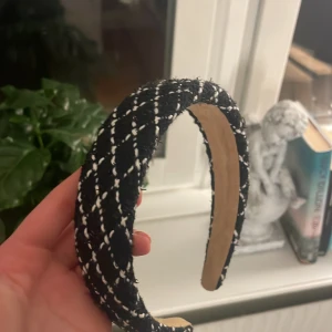 Svart och vit rutig diadem - Snyggt svart diadem med vitt rutmönster, perfekt för att piffa upp vilken outfit som helst💞💞