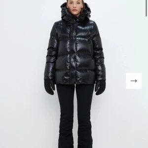 Svart pufferjacka från 8848 Altitude - Säljer en snygg svart pufferjacka från 8848 Altitude i storlek 36. Åkt skidor med jackan fåtal gånger i ca -10 och inte frusit ett dugg! Använd endast förra vintern så inte skavanker! (Fler bilder skickas vid önskemål!) ❤️(nypris 5000 mitt pris 4500❤️)