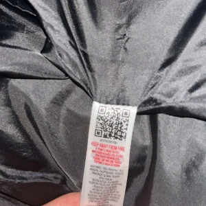 Svart pufferjacka från McKenzie - Säljer en svart pufferjacka från McKenzie i mycket bra skick. Jackan har en stilren design med dragkedja och långärmade ärmar. Perfekt för kalla dagar och håller dig varm och bekväm. Passar både till vardags och mer avslappnade tillfällen.