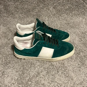 Valentino flycrew  - Valentino flycrew | storlek 41 passar 42 | skick 7,5/10 alla bitar kvar (kan fixa innan jag skickar) | nypris 7000 + | mitt pris 2999