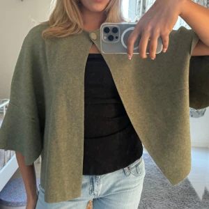 Trekvartsärmad bolero/kofta - i perfekt skick, köpt för 899kr på charlston fashion, lappar kvar