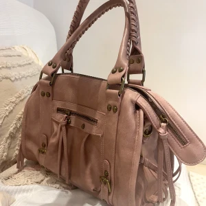 Väska - En mörkrosa väska som jag köpte för ca 900, säljer nu för 700. Från märket collezione allesandro!🩷