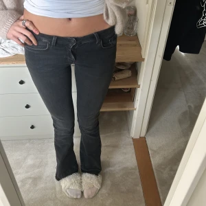 Svarta jeans Ltb  - Superfina svarta jeans från Ltb som endast använts en gång. De är i storlek 24:32 men har sprättat upp där nere så de passar mig som är 170 cirka! Pris kan diskuteras vid en snabb affär 🩷🩷