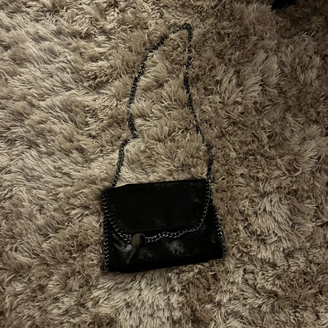 Svart axelväska med kedjedetaljer