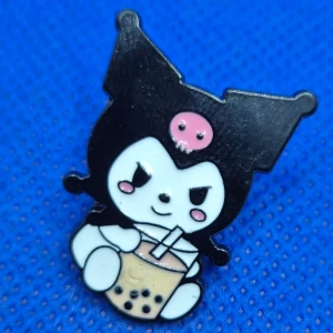 Pin - Kuromi Sanrio - Söt Kuromi Pin, mått på den är: 3×2.5cm. ✨️Titta igenom alla mina upplagda & köp fler saker i Bundle för att spara på frakten & få allt du köpt i ett & samma paket✨️ För att köpa med Bundle så får du först trycka i "Köp med bundle" sedan väljer du ut allt du vill köpa för att få allt på samma frakt = Billigare 👌 Om du däremot köper fler varor i olika köp blir det egen frakt för varje köp. Önskar du swisha mej, meddela mej vad du vill köpa så ordnar vi det 👌