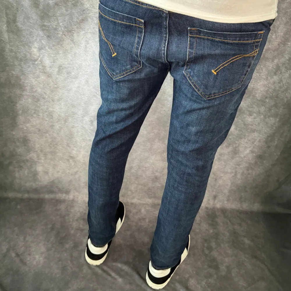 // Dondup George jeans | storlek w30, benlängd: 93cm, midjemått: 41cm | Nypris runt 4000 | Kontakta för fler frågor eller funderingar // Deluxecloset . Jeans & Byxor.