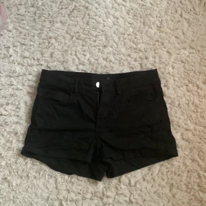 Svarta shorts - Säljer ett par svarta jeans shorts. De är mid waist med en blixtlås och knapp där fram. Passar till det mesta och är superbekväma! Har använts ett par gånger men är i mycket bra skick! 💖💖