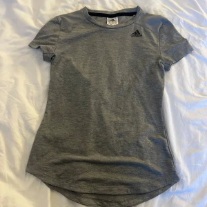 Grå tränings tröja  - Jätte fin grå tränings tröja från Adidas 