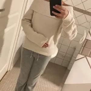 Mysig beige offshoulder tröja från H&M i stickat material. Perfekt för en avslappnad stil med långa ärmar och en bred krage som ger en trendig look. Passar bra till både vardag och mysiga hemmakvällar. Den är jätte söt på och så bra nu till höst!!❤️❤️