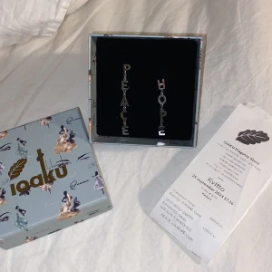 Silverörhängen från Ioaku - Snygga silverörhängen från Ioaku med bokstäver som bildar orden 'PEACE' och 'HOPE'. Perfekta för att ge en cool och unik touch till din outfit. Kommer i en fin presentask med mönster. Perfekt för både vardag och fest!   säljer 2st för 299 kr och 1st för 170 kr. Obs! Kommer ej med pluppar.