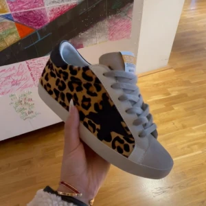 Golden Goose (Tjej skor) - Säljer mina Golden Goose skor som är köpta i London. Har använt ett fåtal tillfällen. ‼️3e bilden är från nätet‼️ Jag har kvar Dustbagen men lådan har jag inte hittat. Jag har kvar orginal kvittot. Vid frågor är det bara att skriva 🌸
