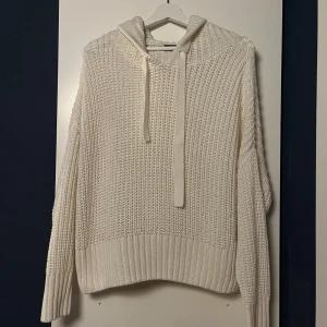 Stickad hooide  - Skit snygg stickad hoodie från Vera Moda