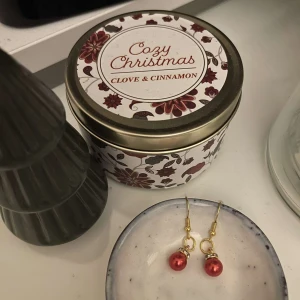 Röda pärlörhängen - Snygga röda pärlörhängen med guldfärgade krokar. Perfekta för att ge en färgklick till din outfit, oavsett om det är till vardags eller fest. De är lätta och bekväma att bära hela dagen.