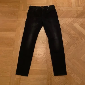 Lee jeans  - Tja! Säljer dessa feta jeansen från märket Lee. Modellen heter Austin och är i passformen regular.