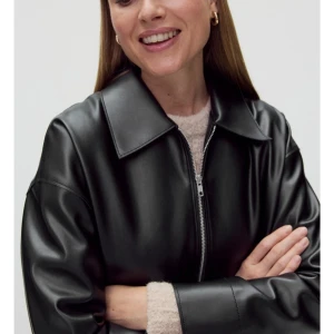 Noemi jacket MQ - Säljer Noemi jacket i skinnimitation från Stockh lm Studio. Jackan har en boxig passform, två fickor framtill med ficklock och sömnadsdetaljer både fram och bak. Jackan har krage, är fodrad och försluts med dragkedja framtill. Endast provad, nypris 1299 kr. Slutsåld online.