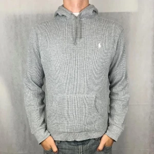Grå hoodie från Polo Ralph Lauren - Säljer nu denna sjukt snygga och extremt sällsynta Polo Ralph Lauren hoodien i ett mesh-tyg som är extremt bekvämt och snyggt nu till hösten!🙌🙌 Cond:8/10 Nypris:ca 2500kr Pris ej hugget i sten🪨🤗Hör av er vid minsta fundering/Mvh Ludde