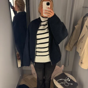Mörkblå jacka från Zara - Säljer en supermysig mörkblå teddyjacka från Zara i storlek XS-S. Perfekt för höst och vinter med sin oversized passform och långa ärmar. Jackan är gjord i ett mjukt material. Går ej att få tag på längre!