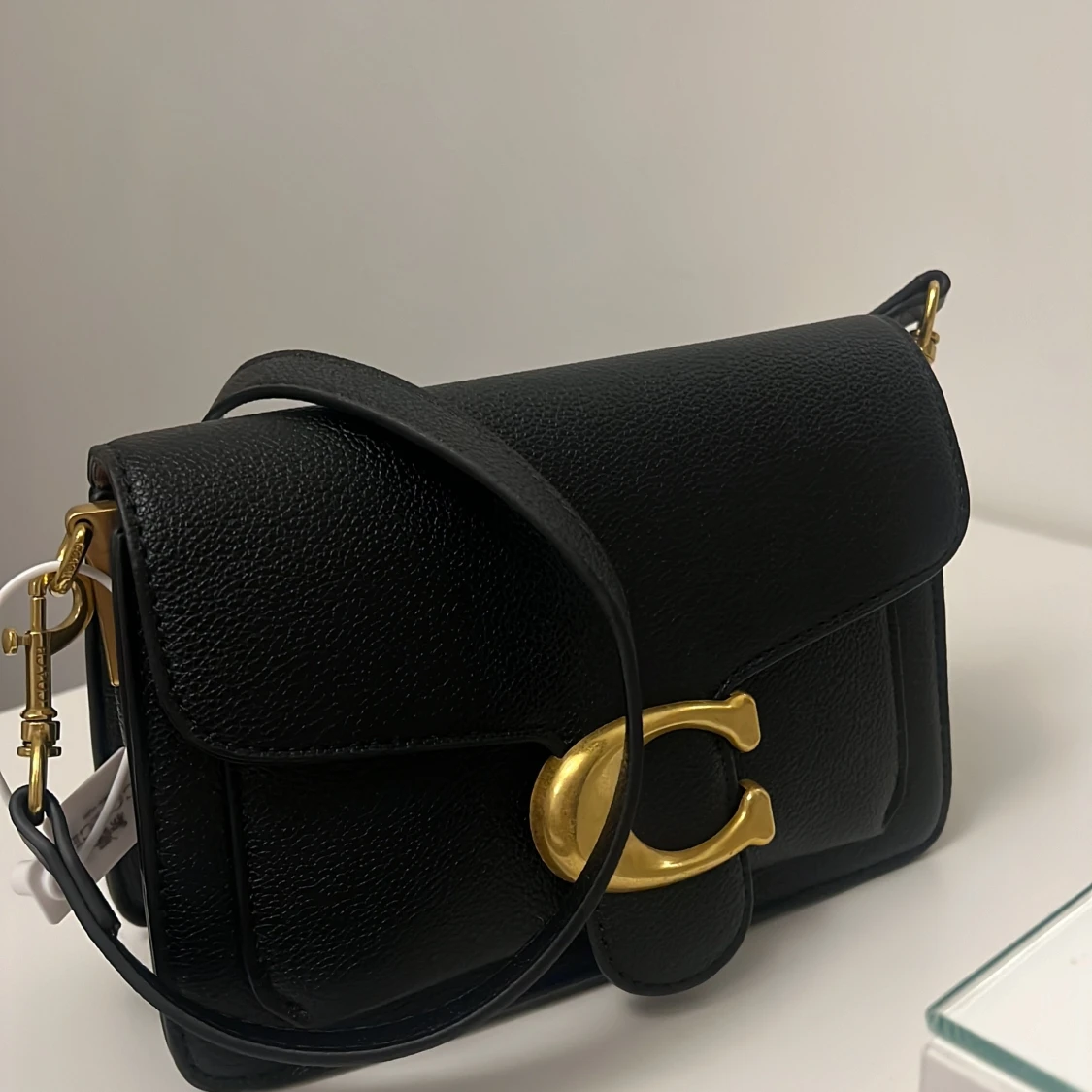 Svart coach väska med guld detaljer , helt ny