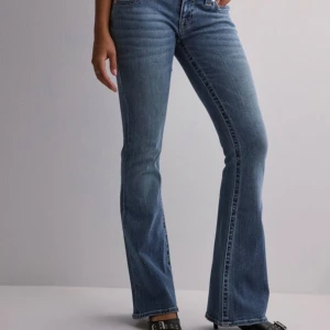 Blå bootcut jeans från True Religion - Säljer ett par snygga blå lågmidjade bootcut jeans från True Religion. De är storlek W25. Midjemåttet är ca 39 cm och innerbenslängden är ca 80 cm!☺️