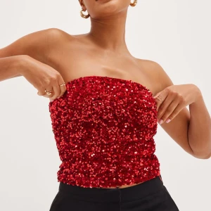 Röd paljett tubtopp - Snygg röd tubtopp perfekt nu till jul eller nyår! Endast använd två gånger. Lägger upp egna bilder imorgon! 🙈💋