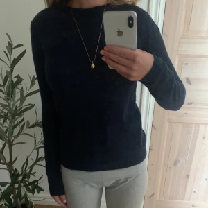 Marinblå stickad tröja  - Tunn stickad tröja i storlek s men skulle uppskatta xs/ s. Köpt på ZARA men har inte fått så mycket användning för den, fint skick💙💙