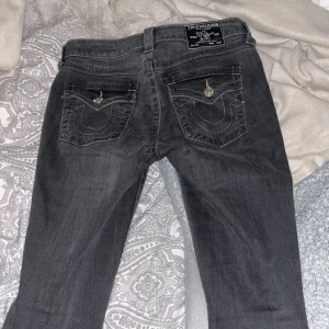 Gråa True religion bootcut jeans - Säljer dessa snygga true religion jeans i färgen Charcoal, kommer inte till användning och är nästan helt nya! De är i modellen Becca 💖